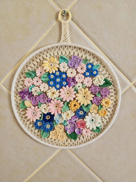 haftowane kwiaty na tkaninie